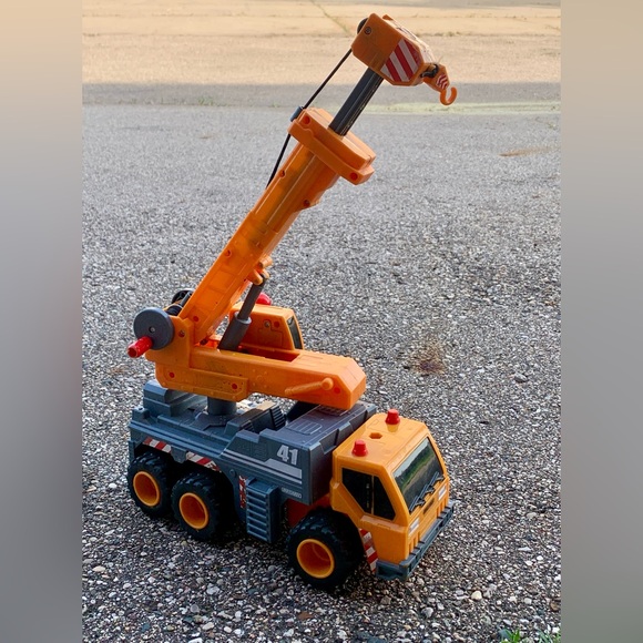 Large Mattel Matchbox Construction Utility Extending Crane Toy Truck - Picture 4 of 16